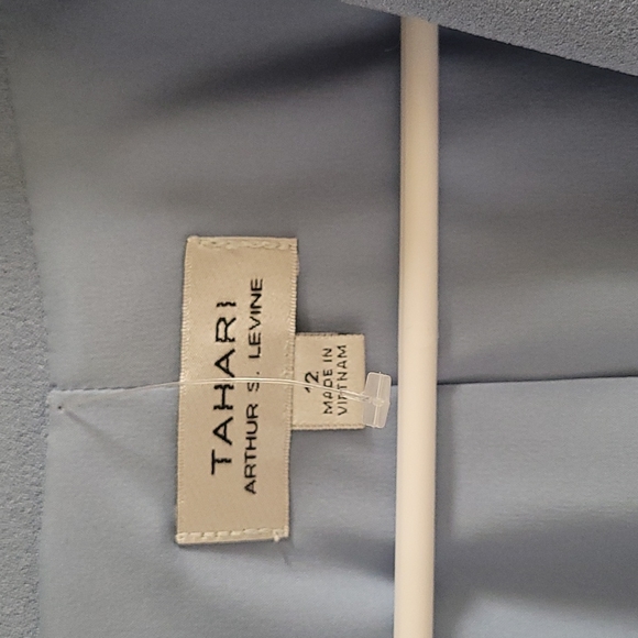TAHARI  SUITS. - Picture 2 of 12